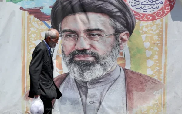 خامنئي يعيد تشكيل القيادة العسكرية الإيرانية