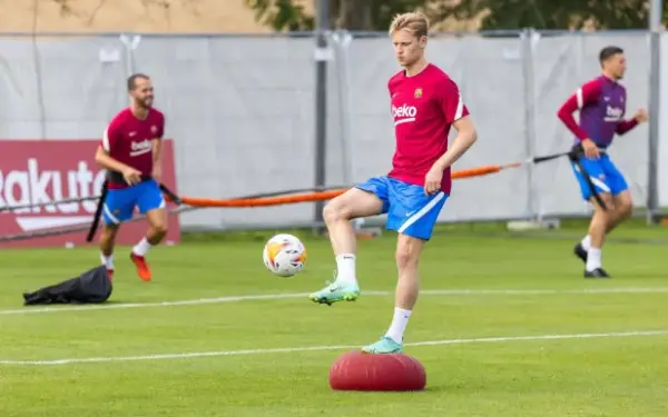 دي يونغ لاعب برشلونة يتقدم في برنامجه التأهيلي