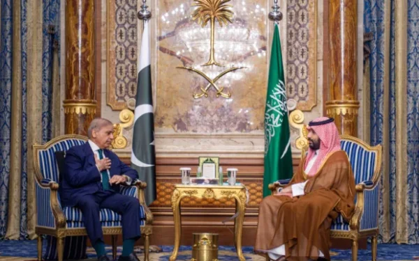 رئيس الوزراء الباكستاني وقائد الجيش يزوران السعودية