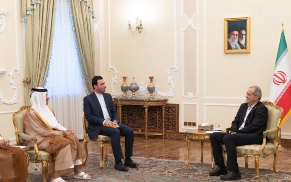رئيس مجلس الوزراء وزير الخارجية&nbsp;يجتمع مع الرئيس الإيراني