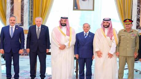 سفير أمريكي سابق يكشف لـ "CNN" الأسباب الكامنة وراء توقيع اتفاق دفاعي بين السعودية وتركيا وباكستان