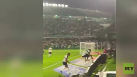 سقوط لاعب برازيلي في نفق أثناء احتفاله بتسجيل هدف