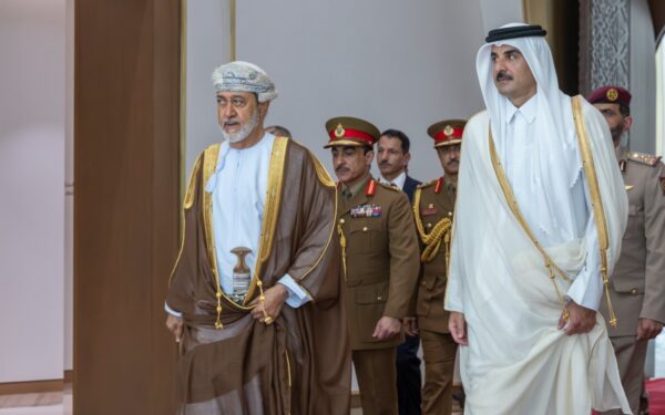سمو الأمير يتقدم مودعي سلطان عُمان