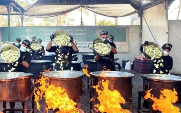 ضمن الحملة الشعبية السعودية.. 25 ألف وجبة غذائية ساخنة في غزة