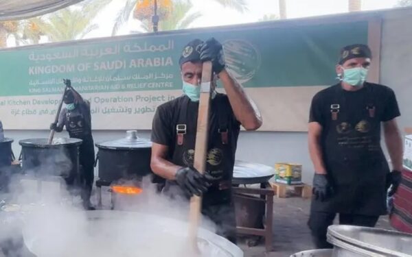 ضمن الحملة الشعبية السعودية.. 25 ألف وجبة غذائية للفلسطينيين في غزة