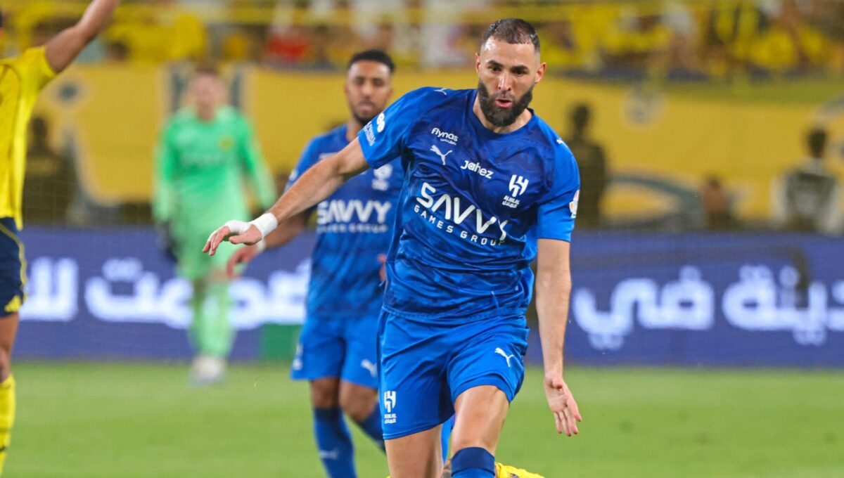 عقلة خارج الملعب.. ثورة نارية تطلب بخلع بنزيما من الهلال! | كووورة