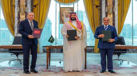 في رسالة بعد "اتفاق مكة المشترك".. رضائي: الاتفاق الورقي مع تركيا وباكستان لن يجلب الأمن للسعودية