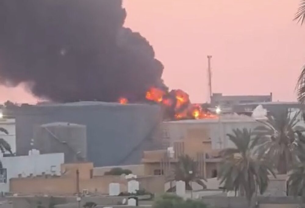 فيديو.. انفجار قوي داخل مصفاة الزاوية النفطية في غرب ليبيا