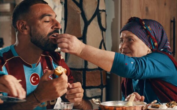 فيديو| محمد صلاح يزور عائلة تركية ويتذوق أشهر مأكولات طرابزون