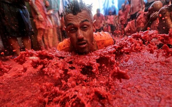 لا توماتينا 2026 بالصور: فوضى الطماطم تجتاح شوارع بونيول
