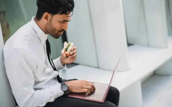 لوحة مفاتيحك قد تتحول إلى «مطعم للبكتيريا»… احذر هذه العادة