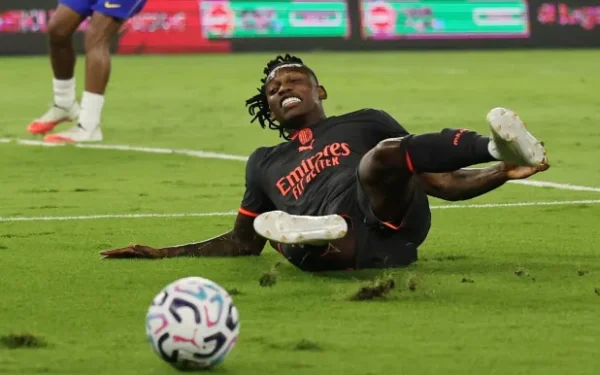 لياو لاعب ميلان يرد على الشائعات بشأن مستقبله