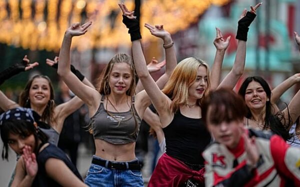 ما معنى "فارمير أورا"؟ معارك غريبة انتقلت من "تيك توك" إلى الشوارع