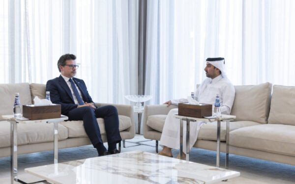 مدير مكتب الاتصال الحكومي يجتمع مع سفير بولندا لدى الدولة