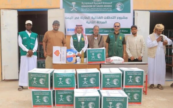 "مركز الملك سلمان للإغاثة" يواصل توزيع السلال الغذائية في المهرة