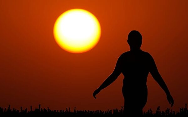 من التعرّق إلى الارتباك.. كيف تميّز بين الإجهاد الحراري وضربة الشمس؟