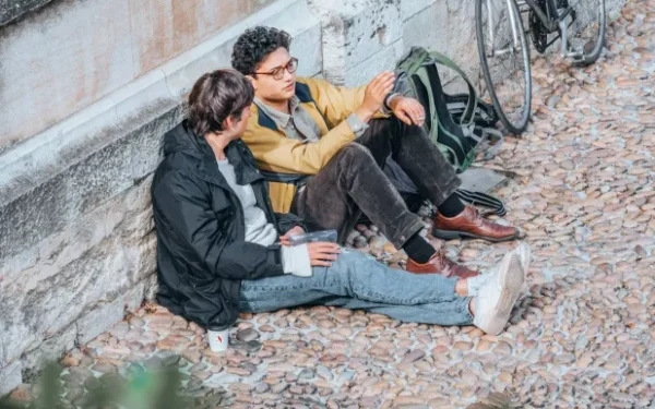 من «لا تبكِ» إلى «كن قوياً»… عبارات تجنبها عند مواساة صديقك