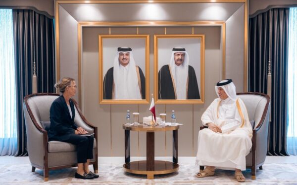 وزير الدولة للشؤون الخارجية يتسلم نسخة من أوراق اعتماد سفيرة السويد