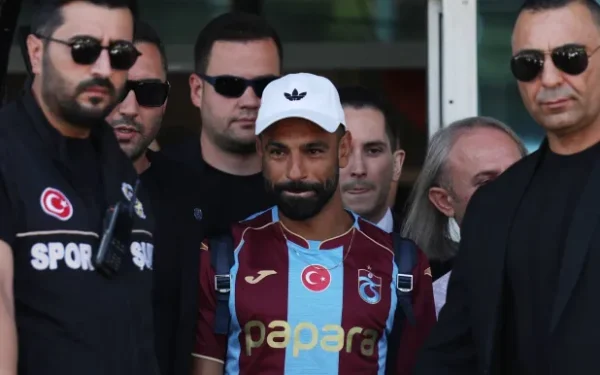 وسط حشد الإعلام والجماهير… صلاح يعلن انتقاله إلى طرابزون التركي