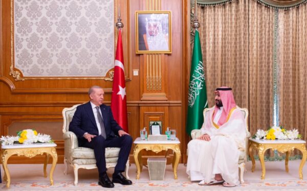 ولي العهد السعودي والرئيس التركي يبحثان العلاقات ومستجدات الأوضاع في المنطقة