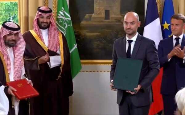ولي العهد والرئيس الفرنسي يشهدان مراسم تبادل اتفاقيات ومذكرات تفاهم