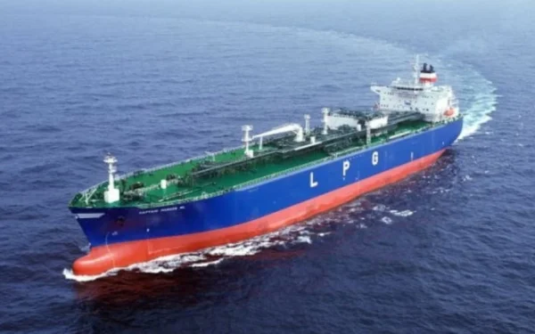 Qatari LNG Tanker Struck by Projectile in Strait of Hormuz, Bloomberg Reports